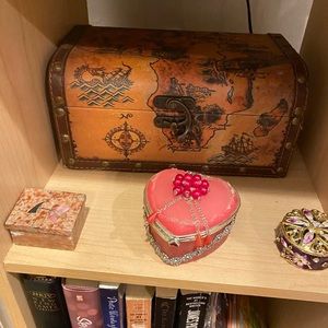 NWT Map woodbox for storage